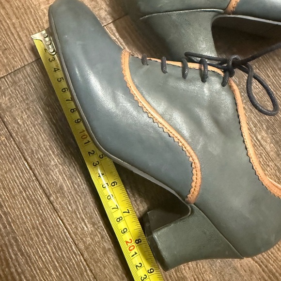 Miz Mooz NWOT size 9M  Blue and Tan Heels very preppy, Victorian, never worn - Picture 10 of 14